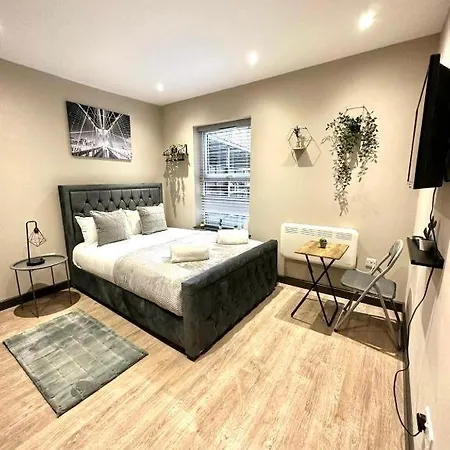 Guest house West Drayton Stays - Warwick *