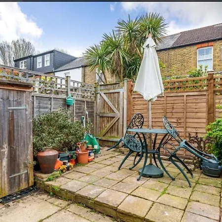 Superb Two Bedroom House Ealing Holiday home