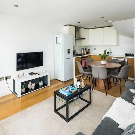 Renovated 2br, 2ba Near Hyde Park 1 Min From Tube