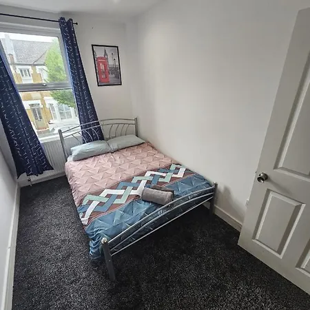 Double Bedrooms In Spacious And Modern Homestay