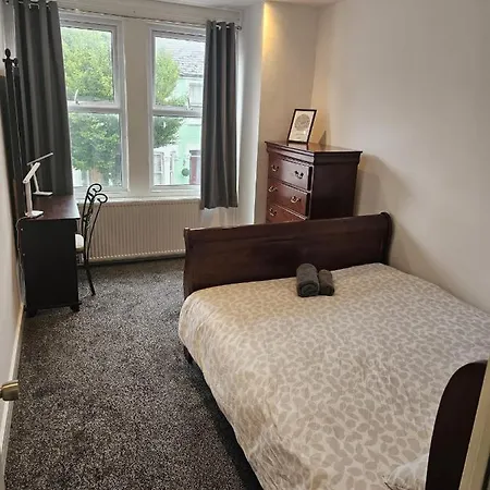 Homestay Double Bedrooms In Spacious And Modern