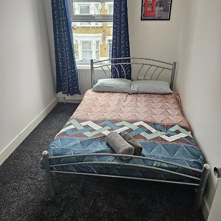 Double Bedrooms In Spacious And Modern *