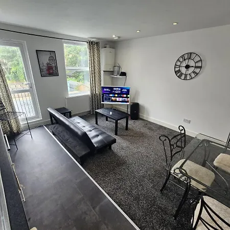 Double Bedrooms In Spacious And Modern Homestay