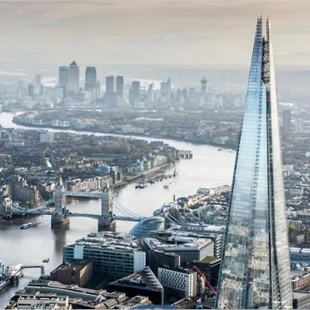 Bridge At Tower Bridge The Shard And Borough Market Londyn