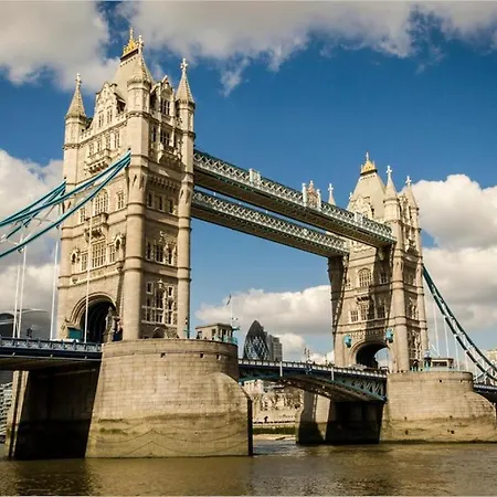 Bridge At Tower Bridge The Shard And Borough Market Londyn