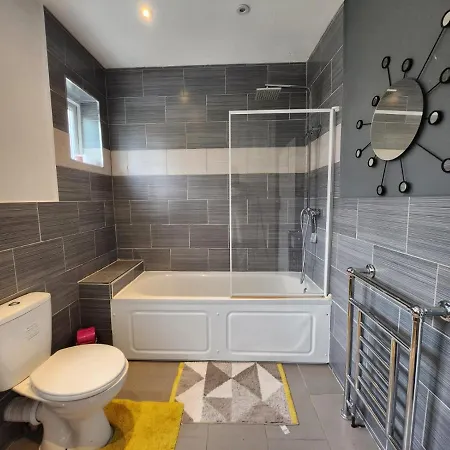 Spacious With Garden In Croydon London Homestay