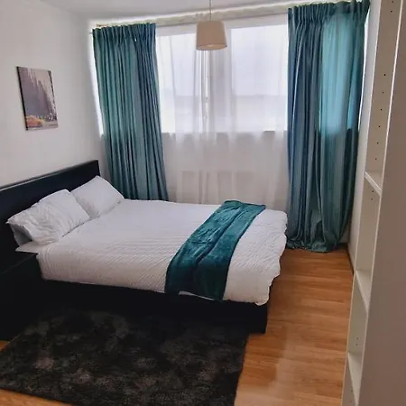 Airport Apartment *