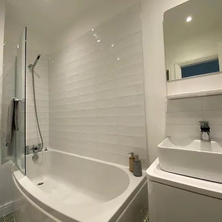 Paddington Garden Retreat: Business-friendly Flat Apartment