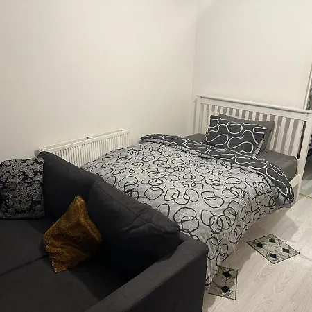 4 Double Bed Family 15 Mins From Central Ldn Apartment London