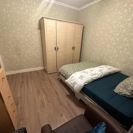 4 Double Bed Family 15 Mins From Central Ldn Apartment