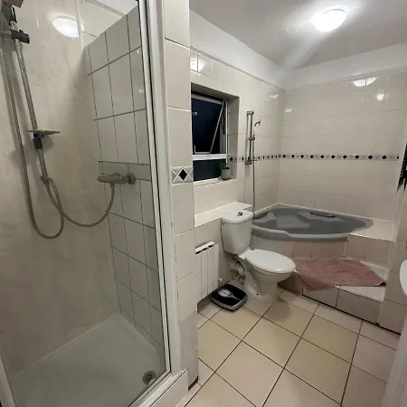 4 Double Bed Family 15 Mins From Central Ldn Apartment London