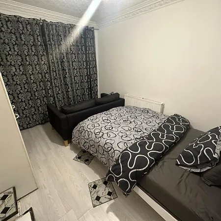 4 Double Bed Family 15 Mins From Central Ldn * London