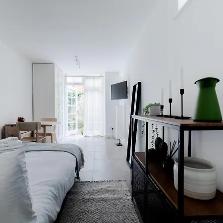 Apartment Bright & Charming Hampstead Garden Studio London