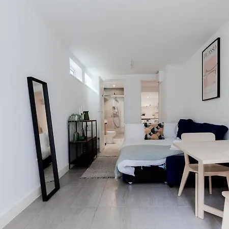 Bright & Charming Hampstead Garden Studio * London