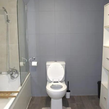 Apartment Entire 3 Bedroom With Garden In London *