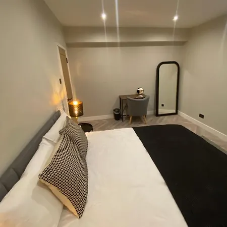 Luxury 2 Bed 1 Bath In By Graceful Apartment London