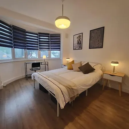 4 Bedroom House - Free Parking, Great Access To London, Herts, Essex