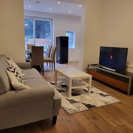 4 Bedroom House - Free Parking, Great Access To London, Herts, Essex Apartment *