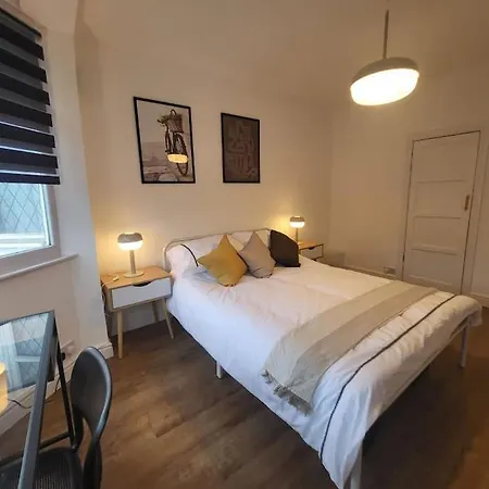 4 Bedroom House - Free Parking, Great Access To London, Herts, Essex Apartment Enfield