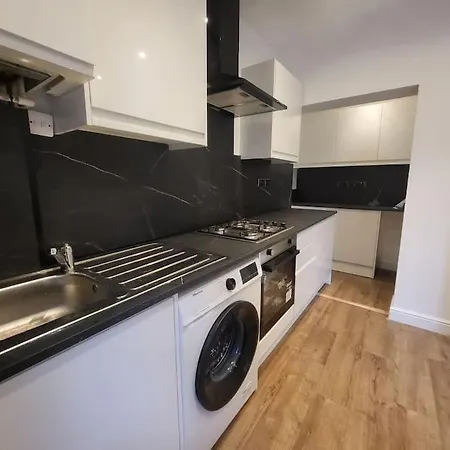 4 Bedroom House - Free Parking, Great Access To London, Herts, Essex Apartment Enfield