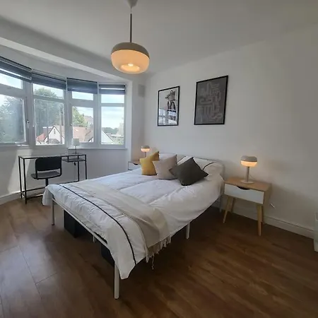 4 Bedroom House - Free Parking, Great Access To London, Herts, Essex Apartment