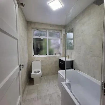 Apartment 4 Bedroom House - Free Parking, Great Access To London, Herts, Essex Enfield