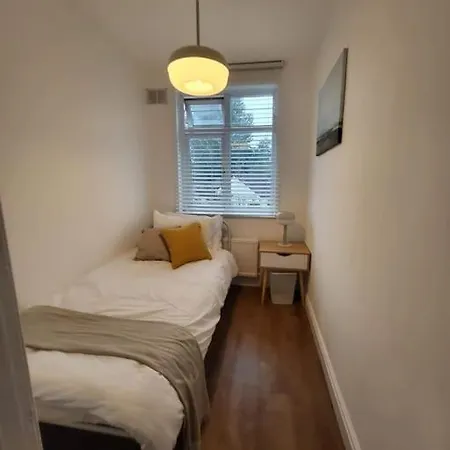 Apartment 4 Bedroom House - Free Parking, Great Access To London, Herts, Essex *