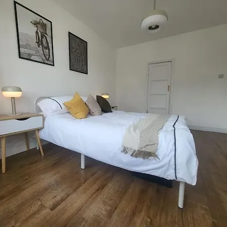 Apartment 4 Bedroom House - Free Parking, Great Access To London, Herts, Essex