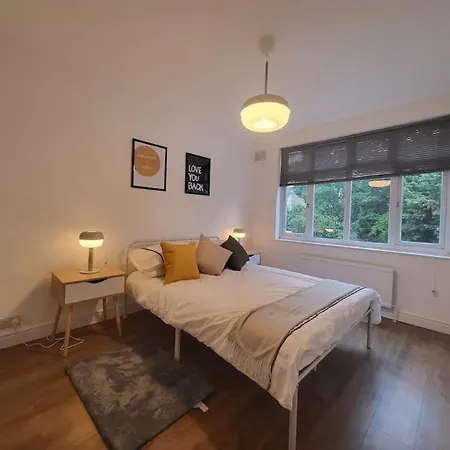 4 Bedroom House - Free Parking, Great Access To London, Herts, Essex Apartment *