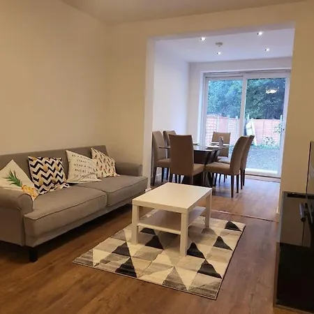 Apartment 4 Bedroom House - Free Parking, Great Access To London, Herts, Essex