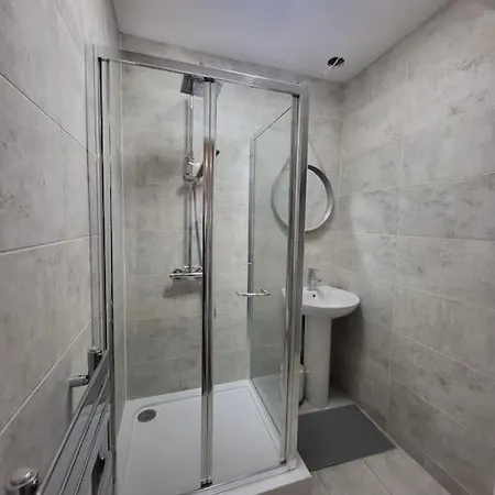 Apartment 4 Bedroom House - Free Parking, Great Access To London, Herts, Essex *