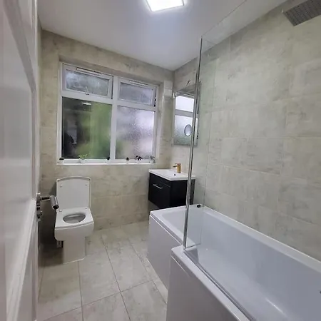 4 Bedroom House - Free Parking, Great Access To London, Herts, Essex