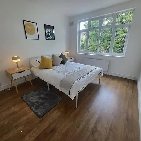 4 Bedroom House - Free Parking, Great Access To London, Herts, Essex
