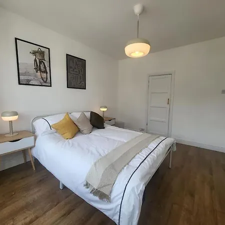 4 Bedroom House - Free Parking, Great Access To London, Herts, Essex Apartment Enfield