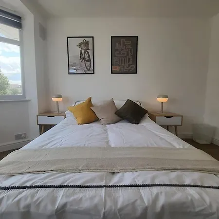Apartment 4 Bedroom House - Free Parking, Great Access To London, Herts, Essex *
