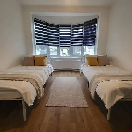 4 Bedroom House - Free Parking, Great Access To London, Herts, Essex