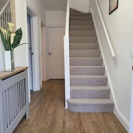 4 Bedroom House - Free Parking, Great Access To London, Herts, Essex Apartment