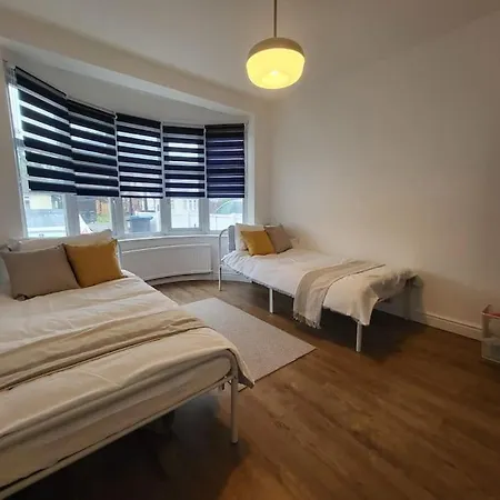 4 Bedroom House - Free Parking, Great Access To London, Herts, Essex