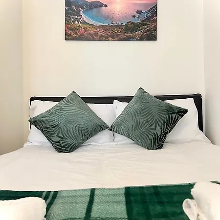 White Chapel Holiday 2 Bedroom London