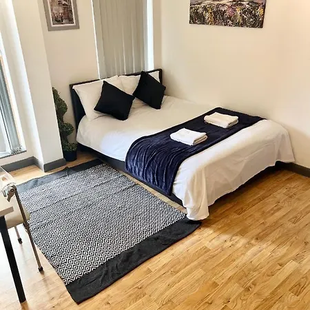 White Chapel Holiday 2 Bedroom London