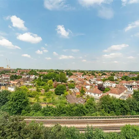 Two Bedroom Flat On Blenheim Centre *