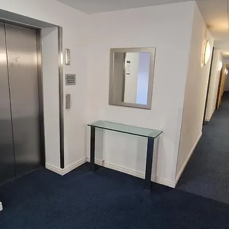 Two Bedroom Flat On Blenheim Centre * Hounslow