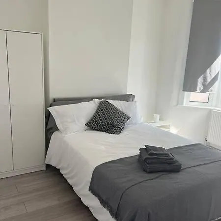Apartment Entire 5 Bedroom With Garden - Sleeps 9