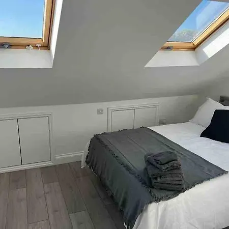 Entire 5 Bedroom With Garden - Sleeps 9 Apartment London