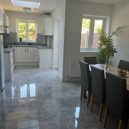 Entire 5 Bedroom With Garden - Sleeps 9 Apartment