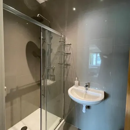 2 Bedroom 2 Bathroom 8 Including Free Parking * Bromley