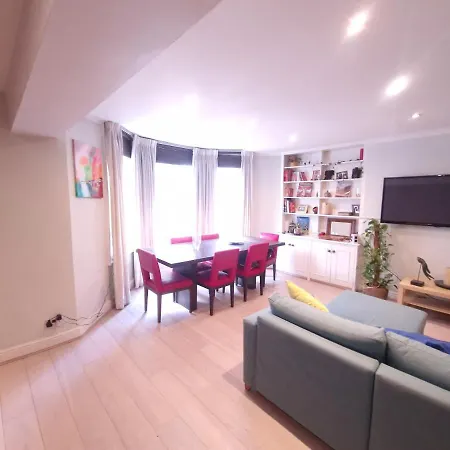 Apartment Large 2 Bed Flat With Stylish Spacious Living And Dinning Area, With A Fully Equiped Open Plan Kitchen *