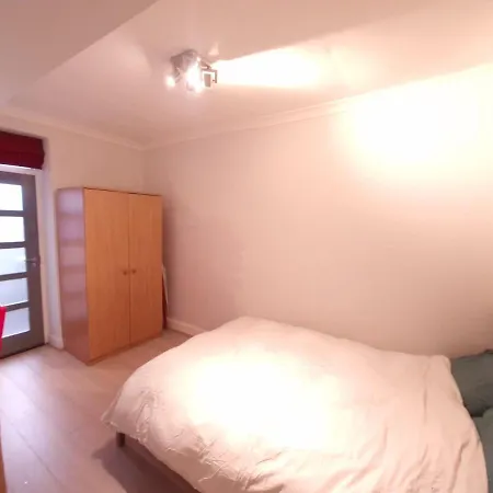 Apartment Large 2 Bed Flat With Stylish Spacious Living And Dinning Area, With A Fully Equiped Open Plan Kitchen *