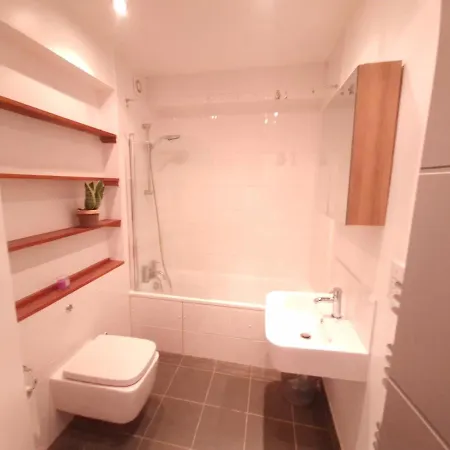 Large 2 Bed Flat With Stylish Spacious Living And Dinning Area, With A Fully Equiped Open Plan Kitchen *