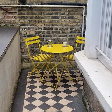 Apartment Large 2 Bed Flat With Stylish Spacious Living And Dinning Area, With A Fully Equiped Open Plan Kitchen